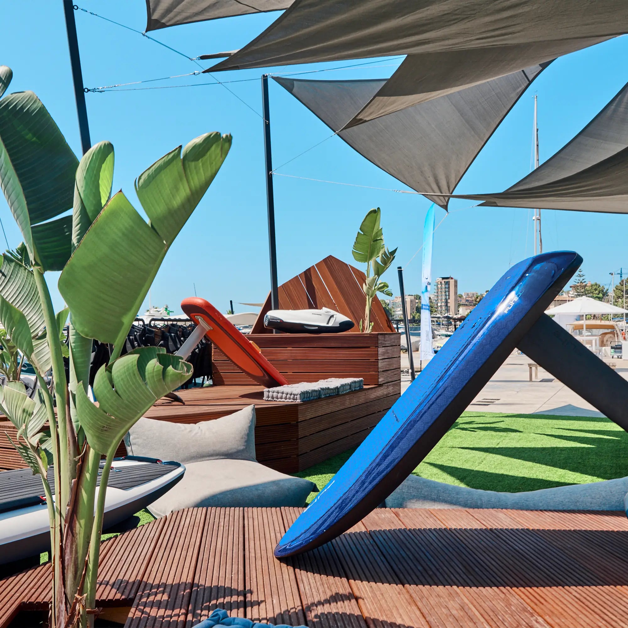 Der "Fliteboard pro" in Blau steht auf einer Plattform in einem Hafen auf Mallorca.