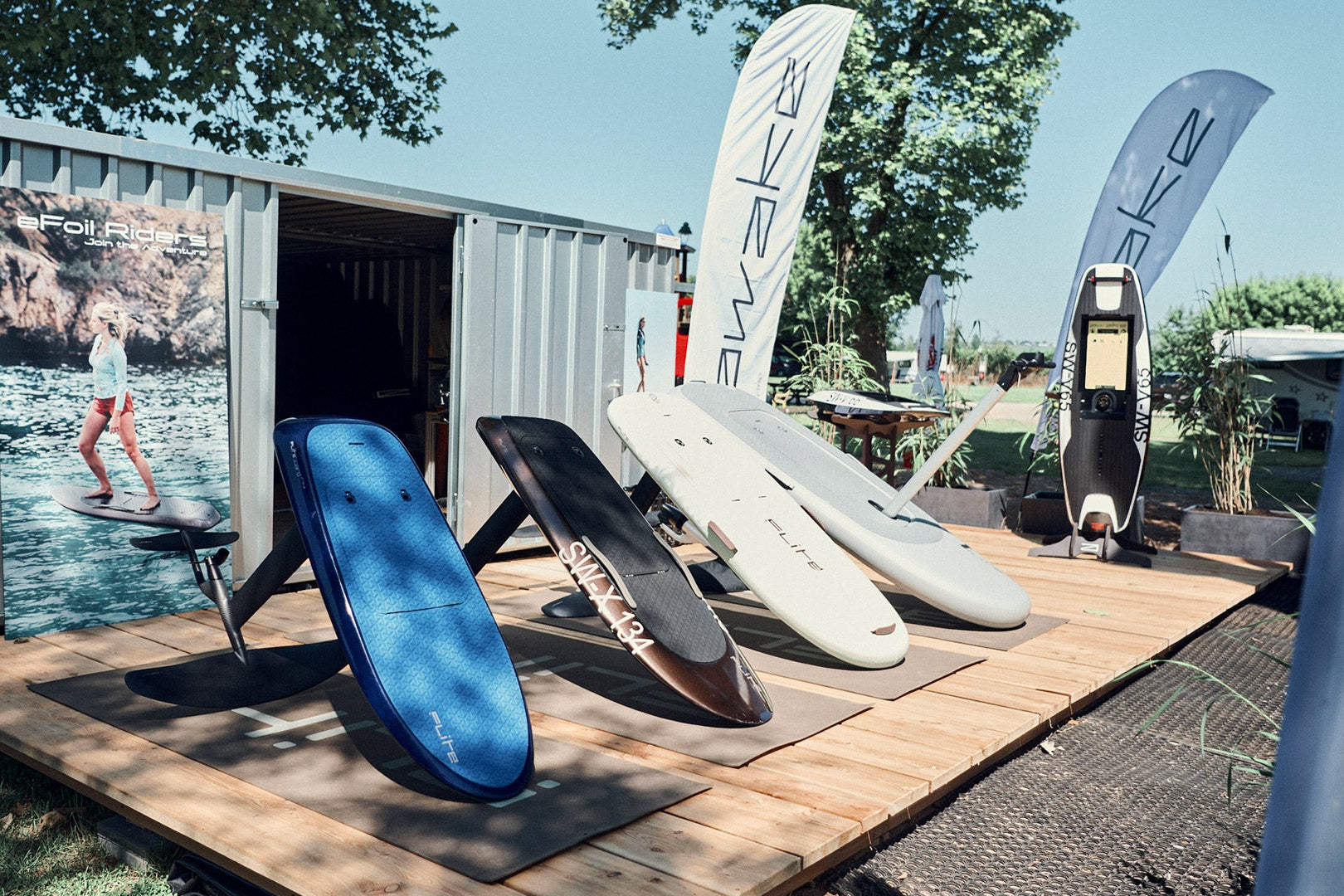 Fliteboards und Awake Jetboards sind auf einem Holzsteg an der eFoil Riders Station in Würzburg aufgereiht.