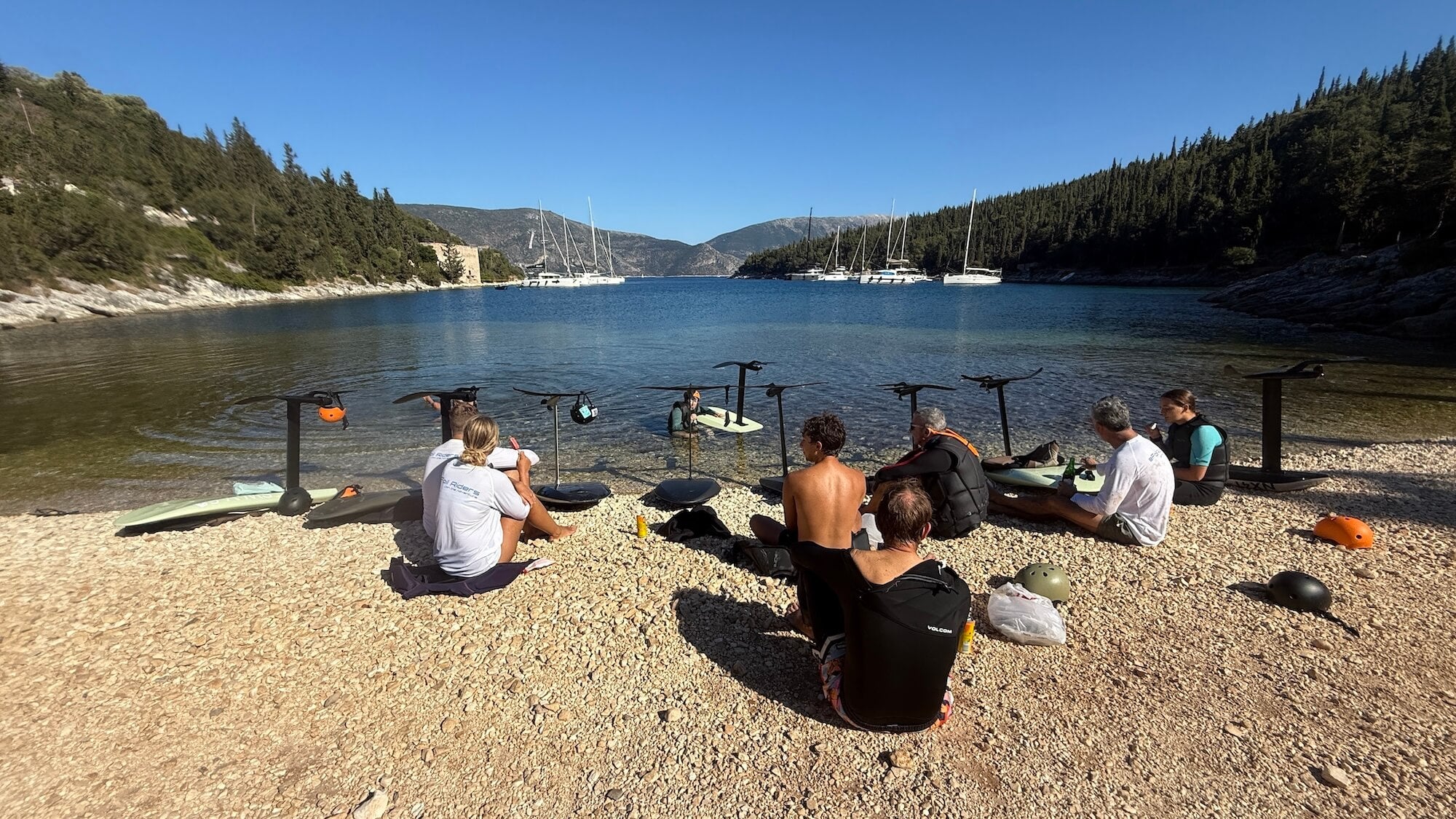 Gruppenbesprechung im Rahmen des eFoil Riders-Ausbildungsprogramms für Trainer