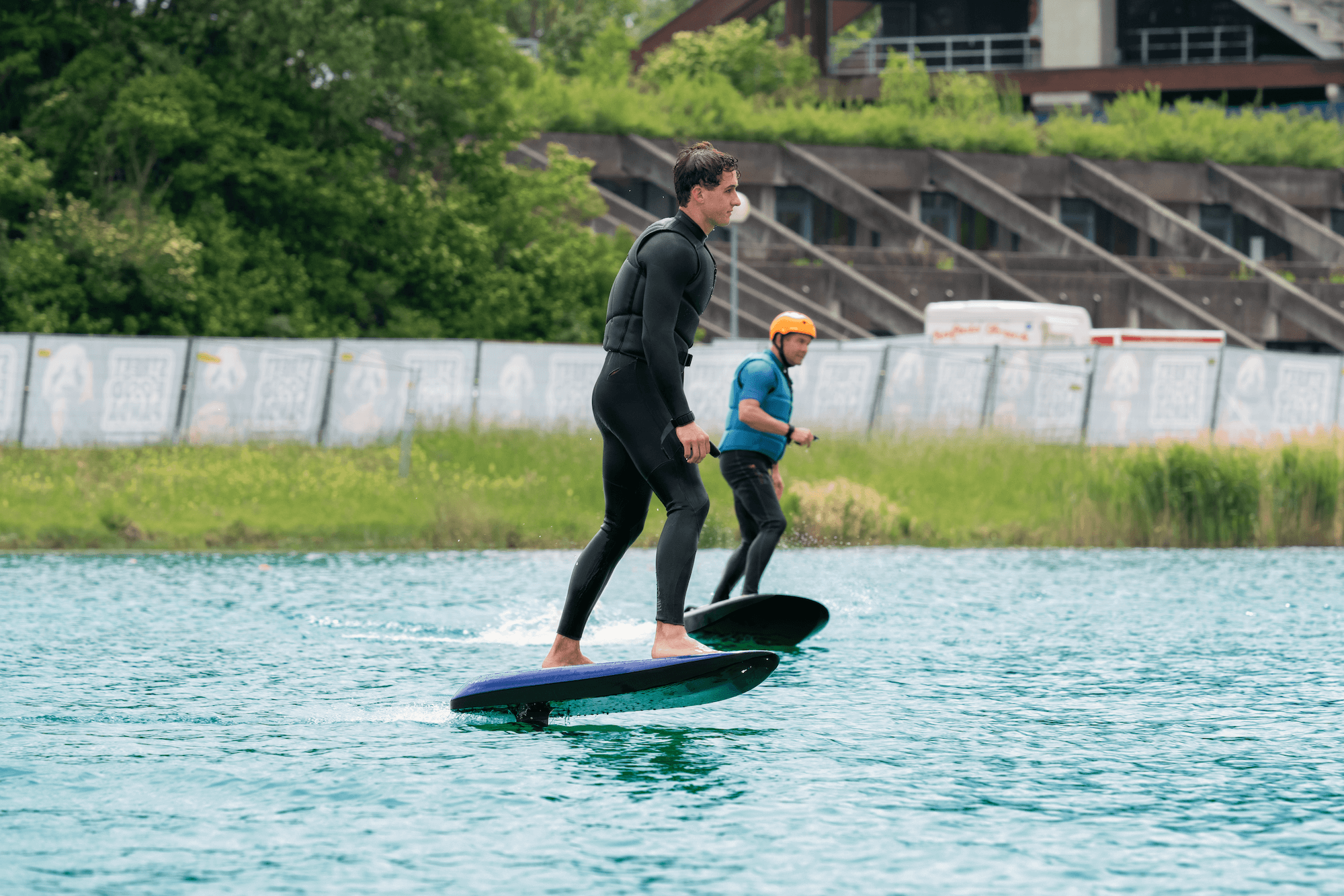 eFoil mit eFoil während des Gleichgewichts- und Kontrolltrainings an Land