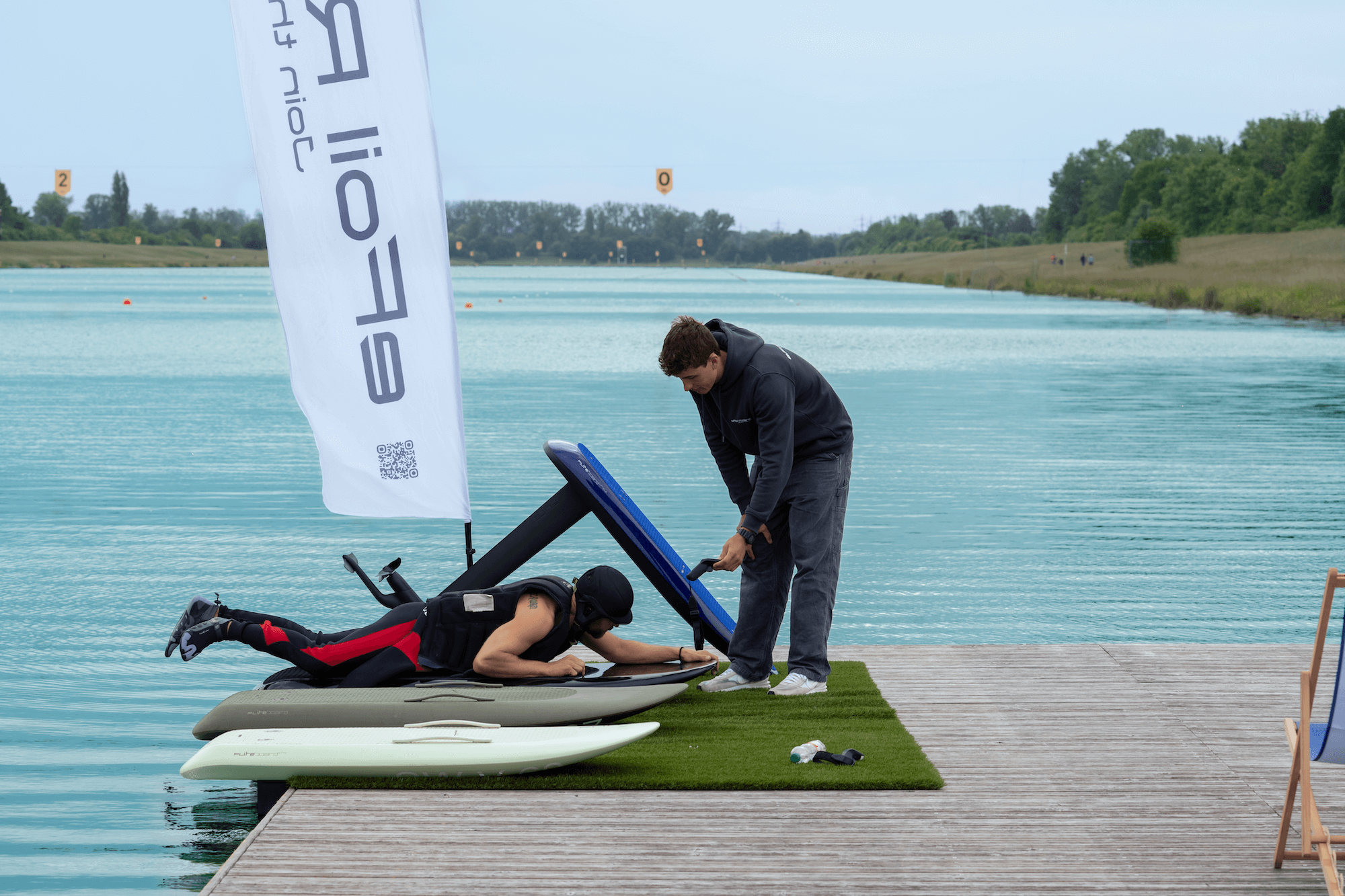 eFoil mit eFoil während des praktischen Trainings auf dem Wasser